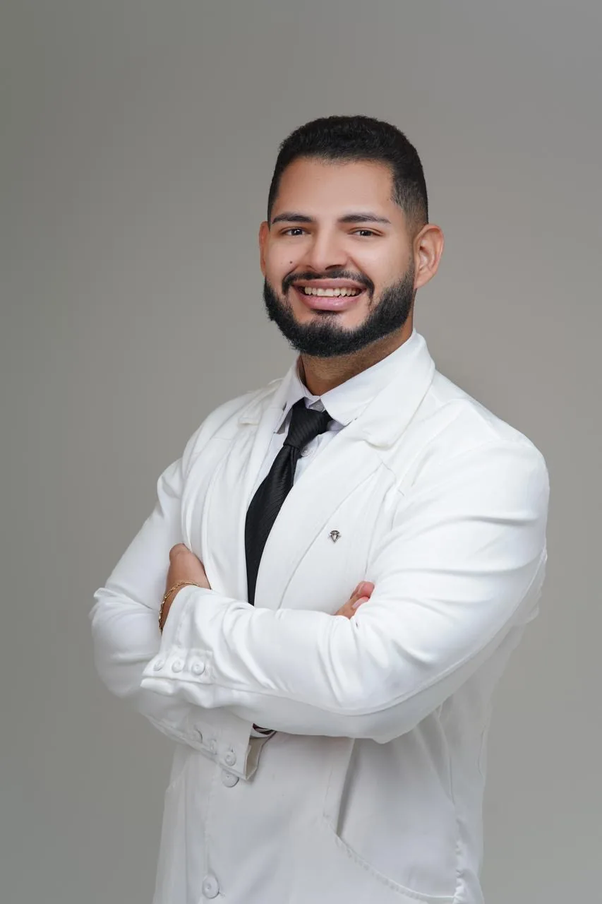 Dr. Harau Lopes, dentista especialista em implantodontia, de jaleco branco